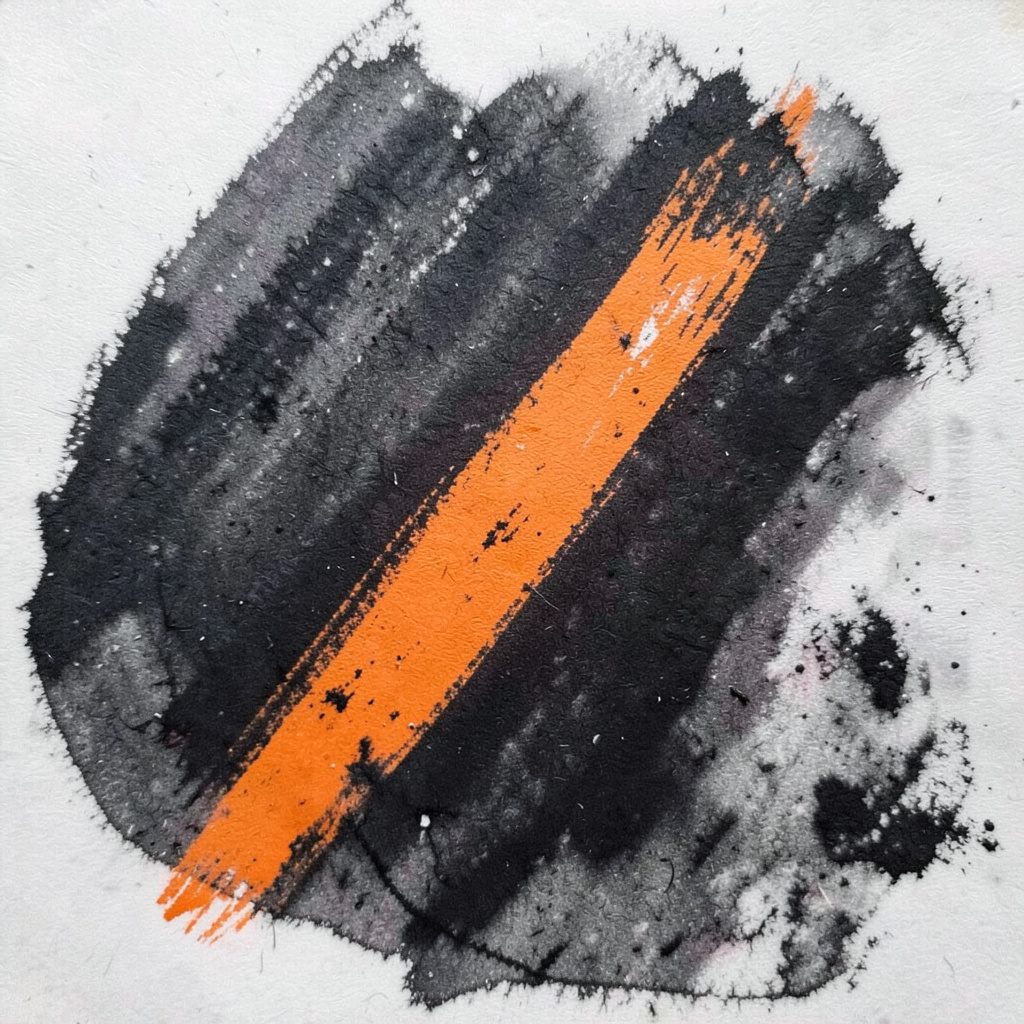 Dibujo al carboncillo de una luna creciente sobre una pantalla de cine al aire libre, grises y negros, atmósfera nocturna